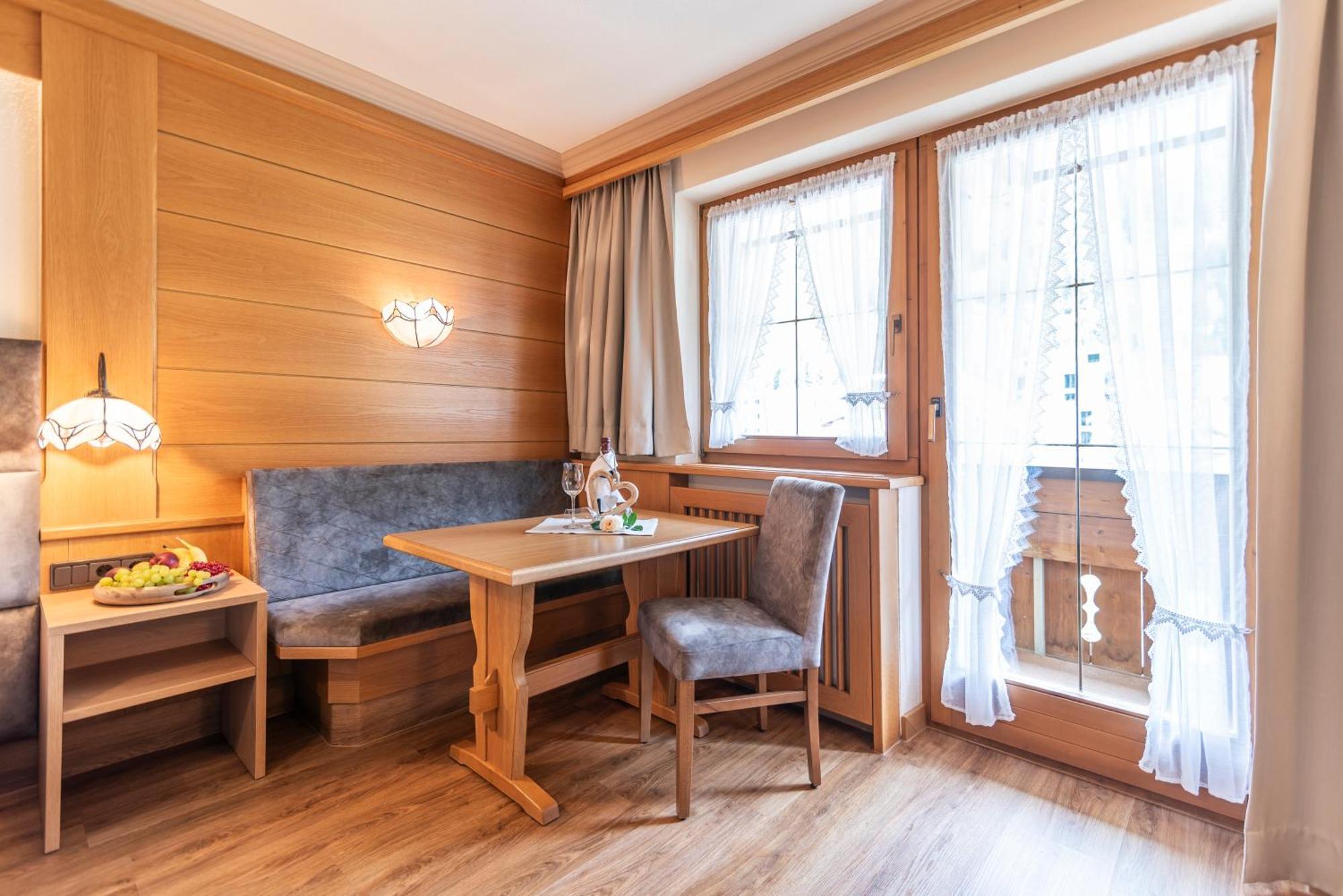 Hotel Garni Apart Tina Ischgl Exteriör bild